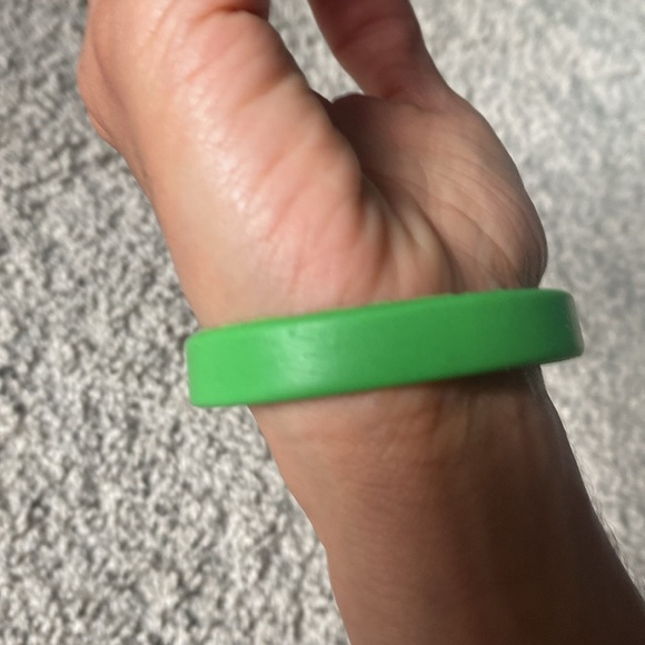 Green “Spoiled” silicone band - Picture 7 of 17